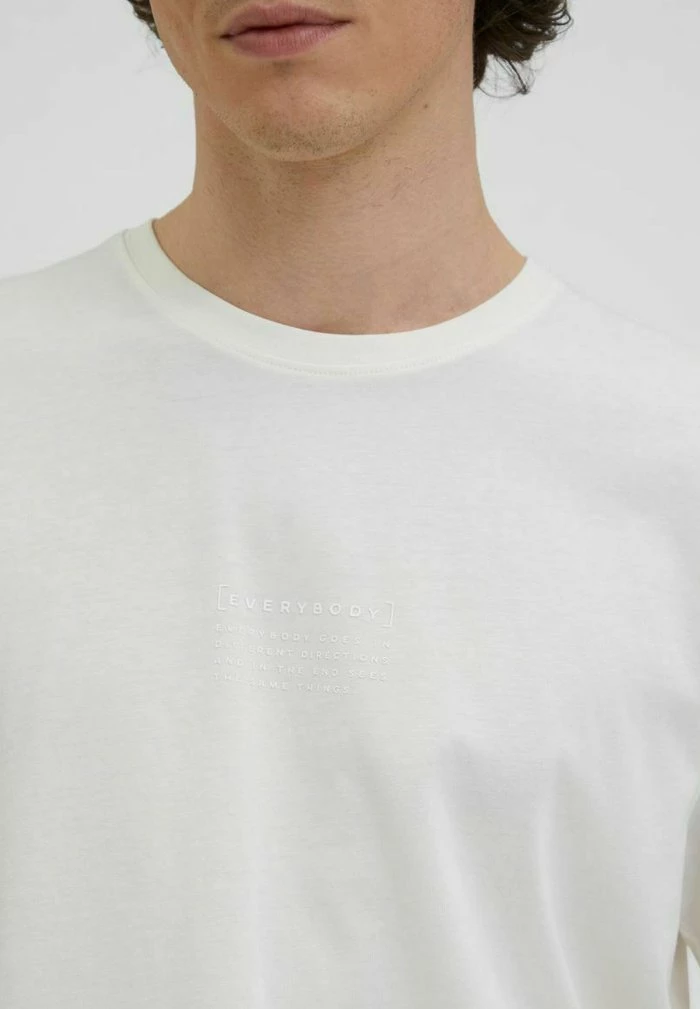 Grosses soldes 🎁 Selected Homme T-shirt Imprimé - Egret 🔔 4 Grosses soldes 🎁 Selected Homme T-shirt Imprimé - Egret 🔔 – Image 4