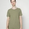 Vente flash 🛒 Selected Homme SLHMORGAN STRIPE O NECK TEE - T-shirt Basique - Deep Lichen Green/egret 🌟