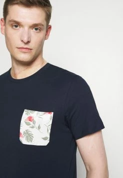 Vente flash 😉 Selected Homme SLHREGFLORAL POCKET TEE - T-shirt Imprimé - Navy Blazer 👏 -Selected Homme Soldes Boutique 2df97ff7ce6e4c029de9f7cab44702fb