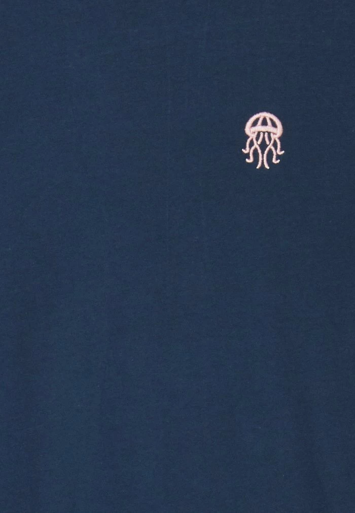 Offres 🥰 Selected Homme WILDER NECK TEE CAMP - T-shirt Basique - Insignia Blue 🎉 3 Offres 🥰 Selected Homme WILDER NECK TEE CAMP - T-shirt Basique - Insignia Blue 🎉 – Image 3