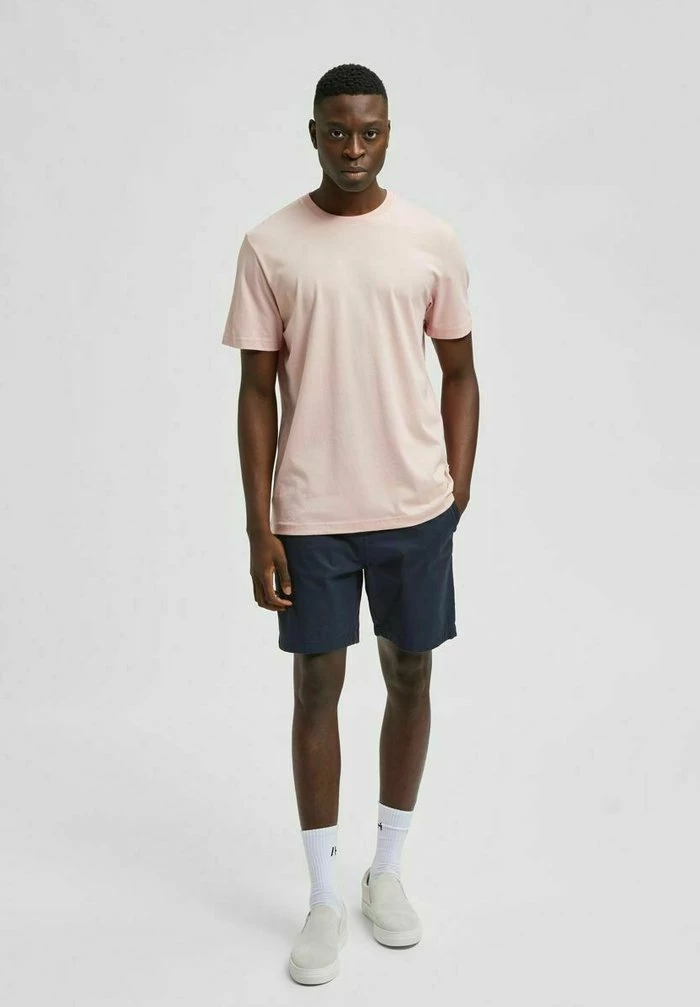 Promo 🎉 Selected Homme SLHNORMAN SS O-NECK S NOOS - T-shirt Basique - Silver Pink 🎁 2 Promo 🎉 Selected Homme SLHNORMAN SS O-NECK S NOOS - T-shirt Basique - Silver Pink 🎁 – Image 2