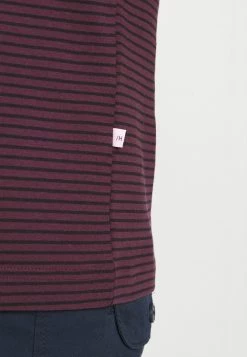 Meilleure vente 💯 Selected Homme SLHNORMAN - T-shirt Imprimé - Winetasting/black 🥰 -Selected Homme Soldes Boutique a22ae2d553444ac983828622c8ad048b