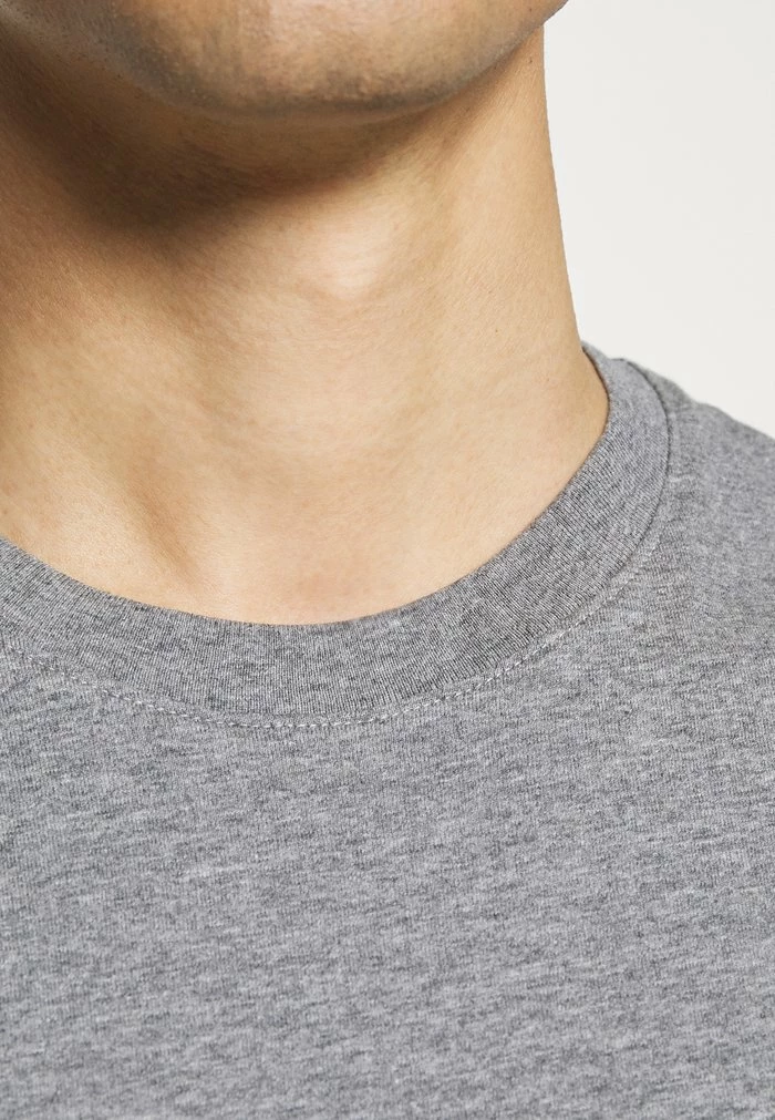 Les meilleures critiques de 🥰 Selected Homme SLHNORMAN SS O-NECK S NOOS - T-shirt Basique - Medium Grey Melange 🎉 5 Les meilleures critiques de 🥰 Selected Homme SLHNORMAN SS O-NECK S NOOS - T-shirt Basique - Medium Grey Melange 🎉 – Image 5
