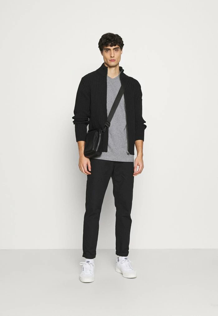 Les meilleures critiques de 🥰 Selected Homme SLHNORMAN SS O-NECK S NOOS - T-shirt Basique - Medium Grey Melange 🎉 2 Les meilleures critiques de 🥰 Selected Homme SLHNORMAN SS O-NECK S NOOS - T-shirt Basique - Medium Grey Melange 🎉 – Image 2