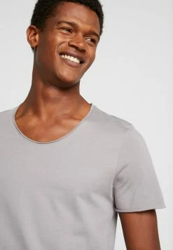 Les meilleures critiques de 😍 Selected Homme SLHNEWMERCE O-NECK TEE - T-shirt Basique - Frost Gray 🧨 -Selected Homme Soldes Boutique c8c55eee08a14ec2b64c5b927a8cf1af