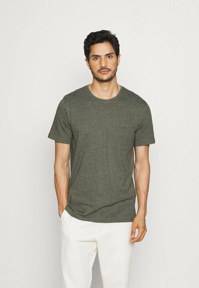 Meilleur prix 🔔 Selected Homme SLHDECKER O NECK TEE - T-shirt Basique - Forest Night 🤩 1 Meilleur prix 🔔 Selected Homme SLHDECKER O NECK TEE - T-shirt Basique - Forest Night 🤩